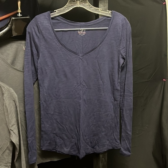 𝅺LOFT- 4 long sleeve vneck shirts - Picture 3 of 4